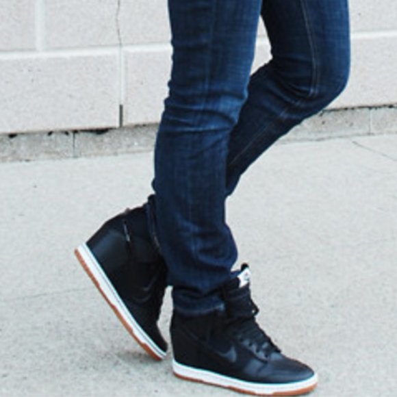 Nike Womens Dunk Sky Hi Sneaker - Picture 3 of 3